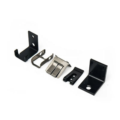 Các bộ phận kim loại được dán để tăng độ bền của thùng gỗ
